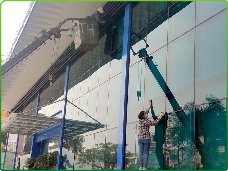 Dịch vụ lau kính văn phòng